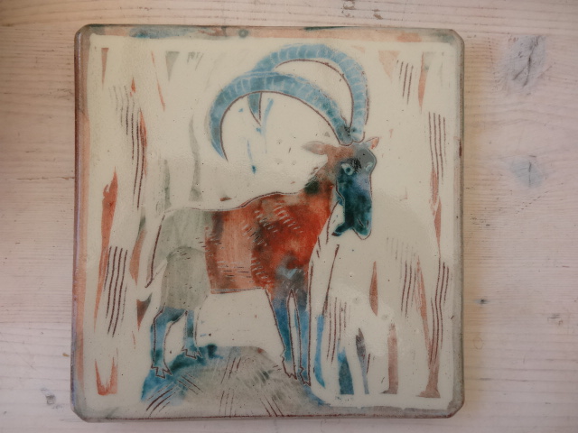 Fliese-Steinbock-rot-und-grau